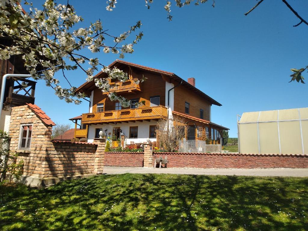 a house in the middle of a yard at Ferienhof Schrädobler in Kößlarn