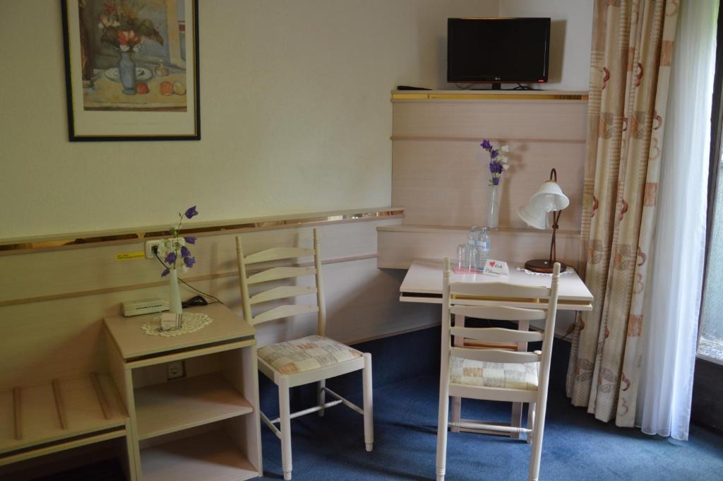 Wolfsegg am Hausruck的住宿－Gasthof Brandlhof，配有书桌、桌子和桌子的房间