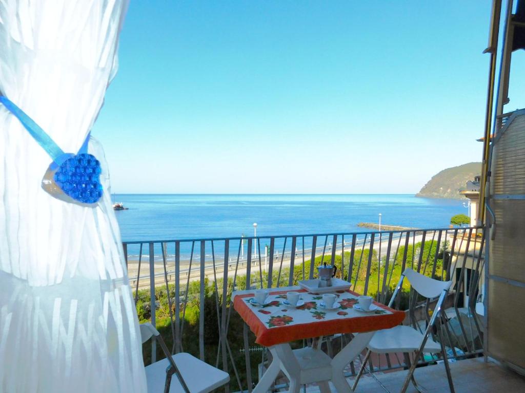 een balkon met een tafel en uitzicht op de oceaan bij Bilocale con favolosa Vista Mare in Levanto