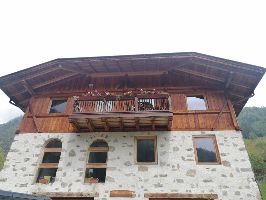 dom z balkonem na górze w obiekcie Mas dei Bati w mieście Pracorno di Rabbi