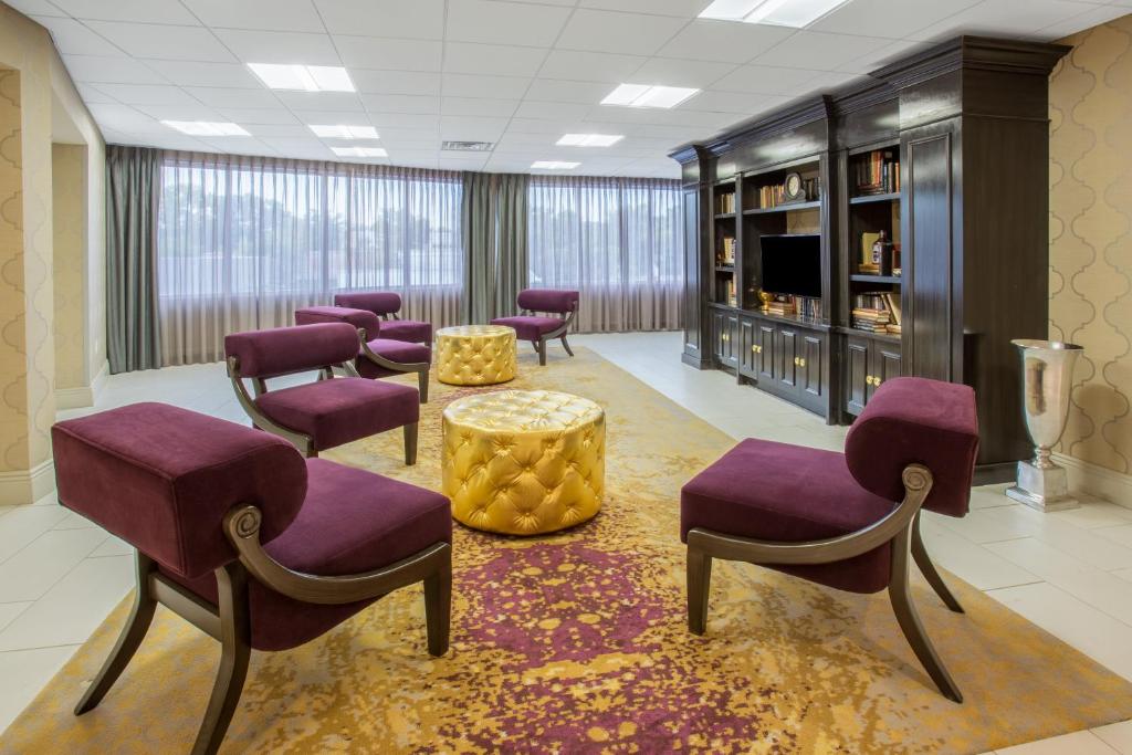 Posezení v ubytování Crowne Plaza Saddle Brook by IHG