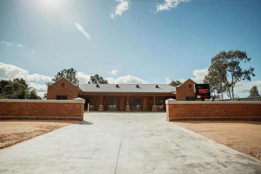 ein großes Backsteingebäude mit großer Auffahrt in der Unterkunft Red Waratah Accommodation in Bendigo