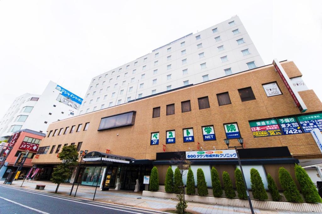 um edifício ao lado de uma rua da cidade em Grand Park Hotel Panex Iwaki em Iwaki