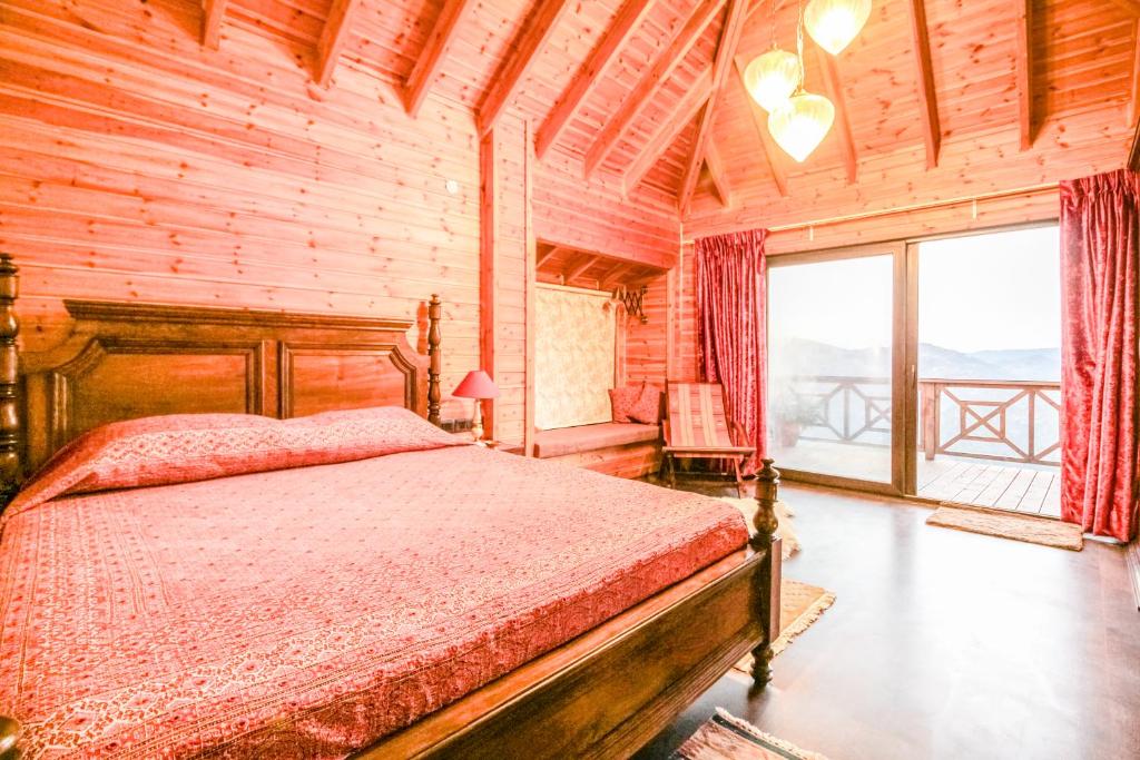 um quarto com uma cama e uma parede de madeira em Avaas - Bed & Breakfast em Nainital