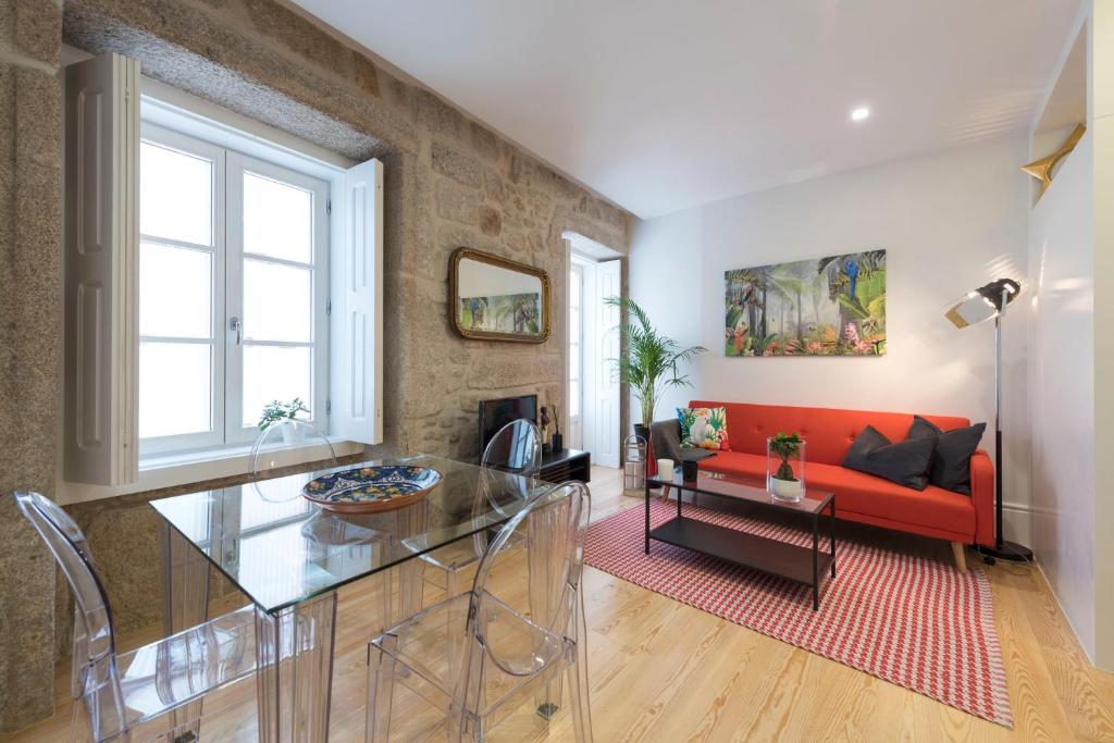 sala de estar con sofá rojo y mesa en LovelyStay - Vitoria Viewpoint 1BR Flat, en Oporto