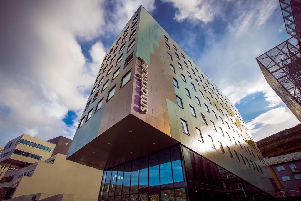 un grand bâtiment avec une façade colorée dans l'établissement Smarthotel Hammerfest, à Hammerfest