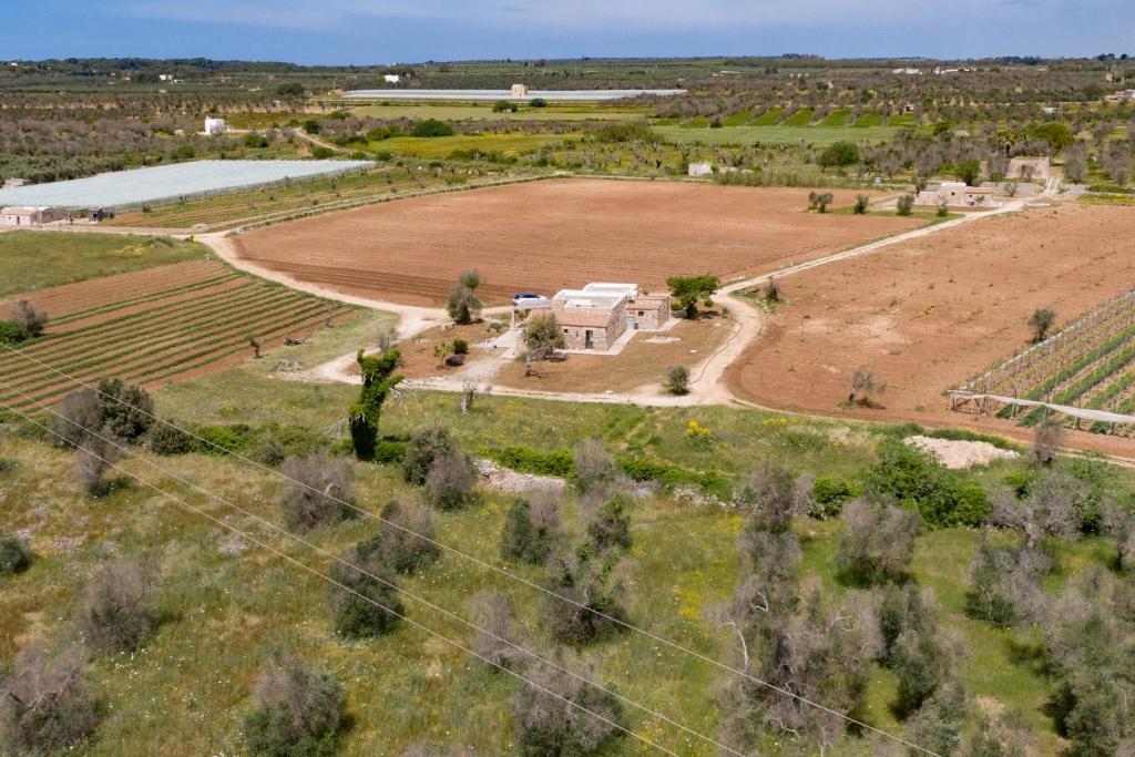 une vue aérienne sur une ferme et un champ dans l'établissement Dimore Ceddhe, à Salve