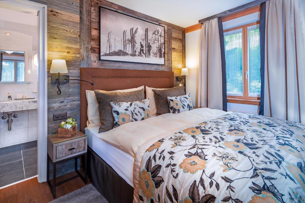 Postel nebo postele na pokoji v ubytování Eiger Mürren Swiss Quality Hotel