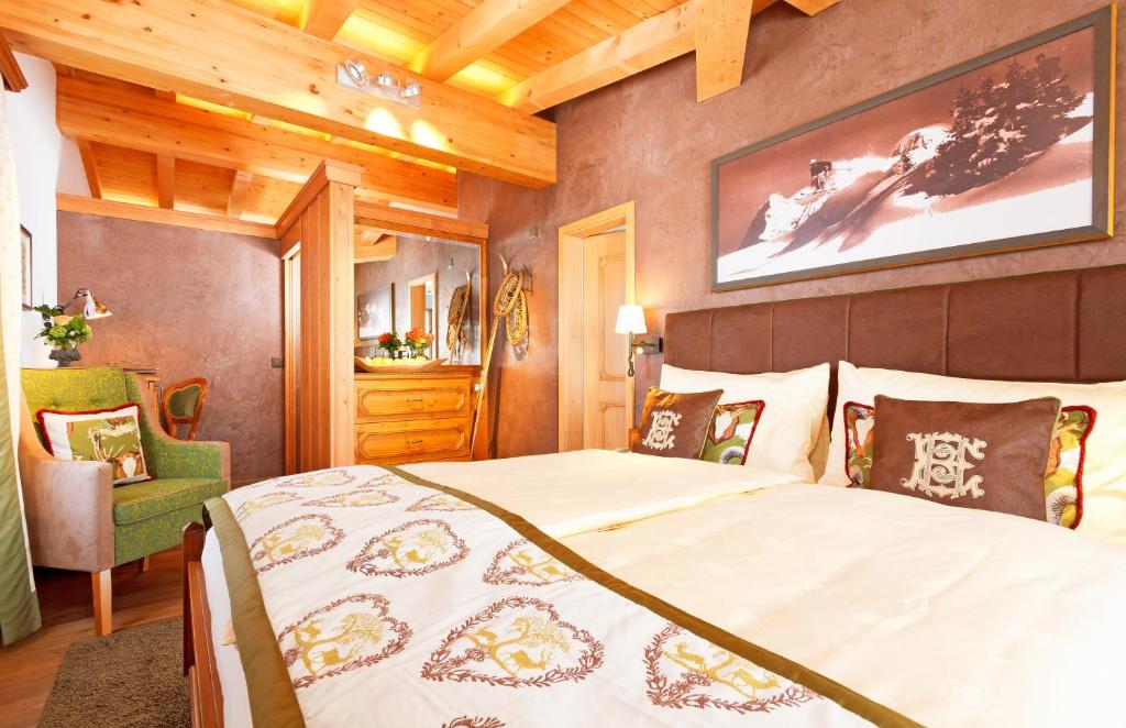 Postel nebo postele na pokoji v ubytování Eiger Mürren Swiss Quality Hotel