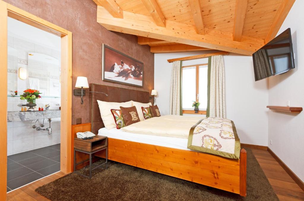 Postel nebo postele na pokoji v ubytování Eiger Mürren Swiss Quality Hotel