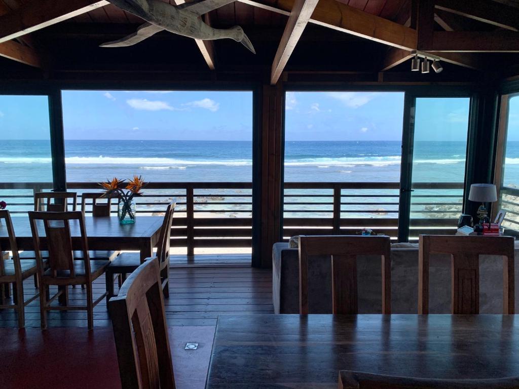 - une salle à manger avec une table et une vue sur l'océan dans l'établissement Maison d'hôtes Côté Lagon, à Saint-Pierre