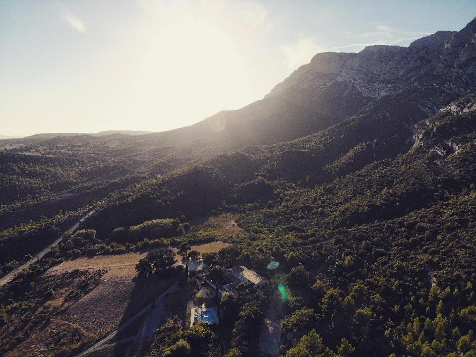 eine Luftansicht auf einen Berg mit einem Haus darauf in der Unterkunft Le Relais de Saint de Ser in Puyloubier