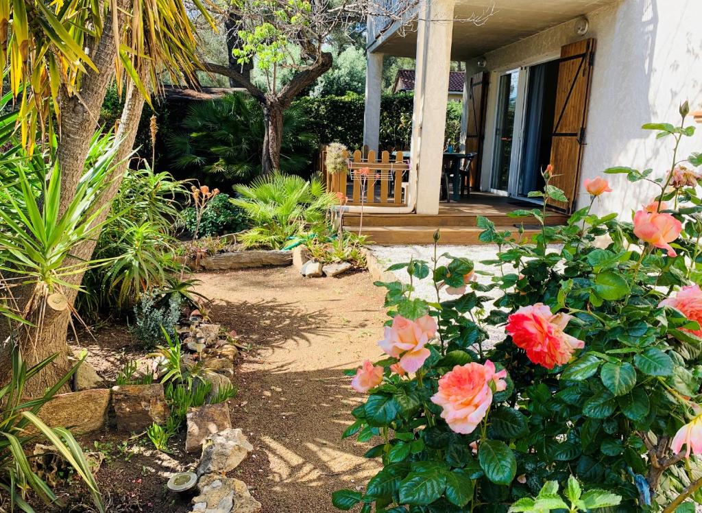 un jardin fleuri devant une maison dans l'établissement Ecrin de verdure sur Le Lavandou - Classement Tourisme 3 Etoiles, au Lavandou