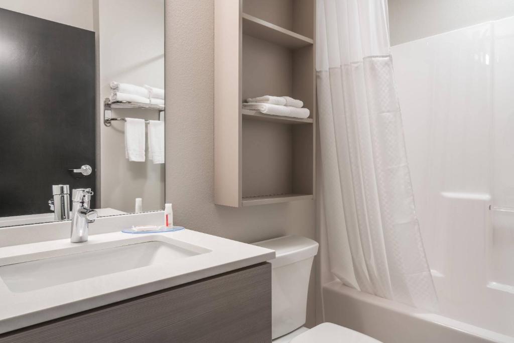 Microtel Inn Suites by Wyndham South Hill - Queen Room - No Fumar