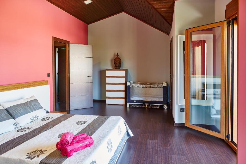 A bed or beds in a room at Gándara Chalet