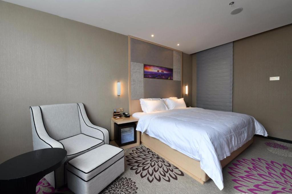 Posteľ alebo postele v izbe v ubytovaní Lavande Hotel Huizhou High-speed Railway South Station Wanlian Square