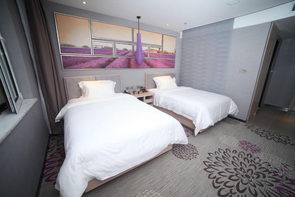 a hotel room with two beds and a window at Lavande Hotel Taian Dongyue Street Daimiao in Tai'an