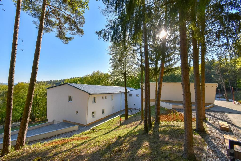 uma casa na floresta com árvores em Rekreačné zariadenie Bojnice - Nad Zámkom em Bojnice