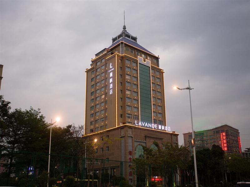 un grand bâtiment avec un panneau en haut dans l'établissement Lavande Hotel Dongguan Houjie Convention Cente Shanmei subway station, à Dongguan