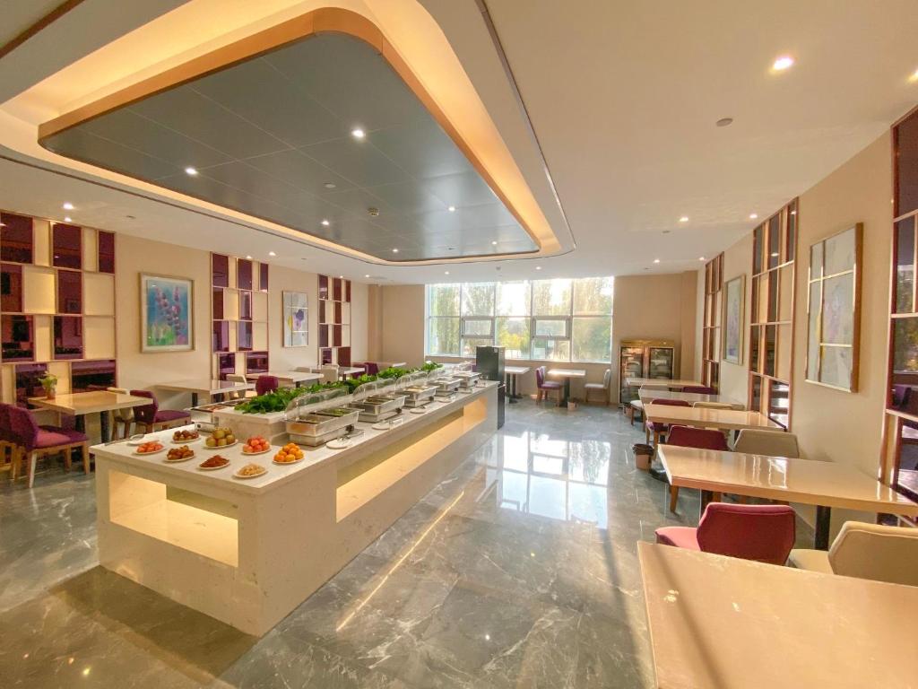 Habitación grande con buffet en un edificio en Lavande Hotel Ordos Ejinholo street en Ordos