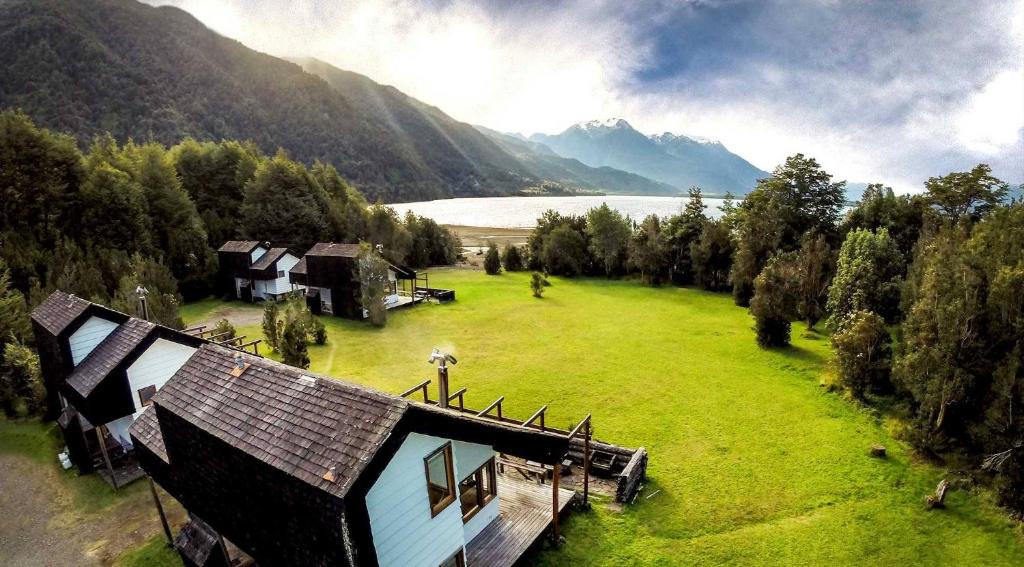 una vista aérea de una casa en un campo verde en Yelcho en la Patagonia en Chaitén