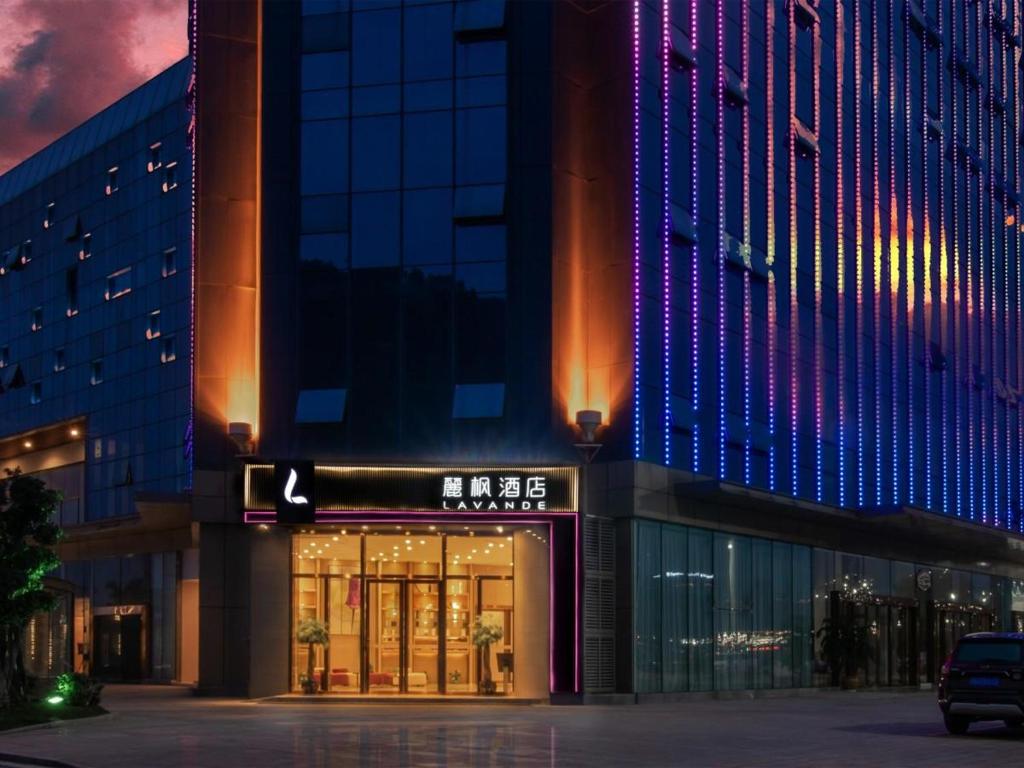 宜賓市にあるLavande Hotel Yibin University City Exhibition Centerの夜間の建物正面