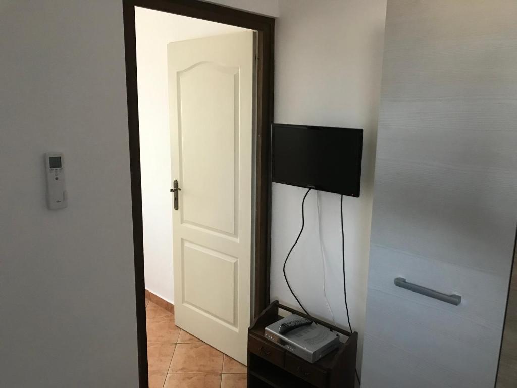 Televízia a/alebo spoločenská miestnosť v ubytovaní Famvarga Apartmanház