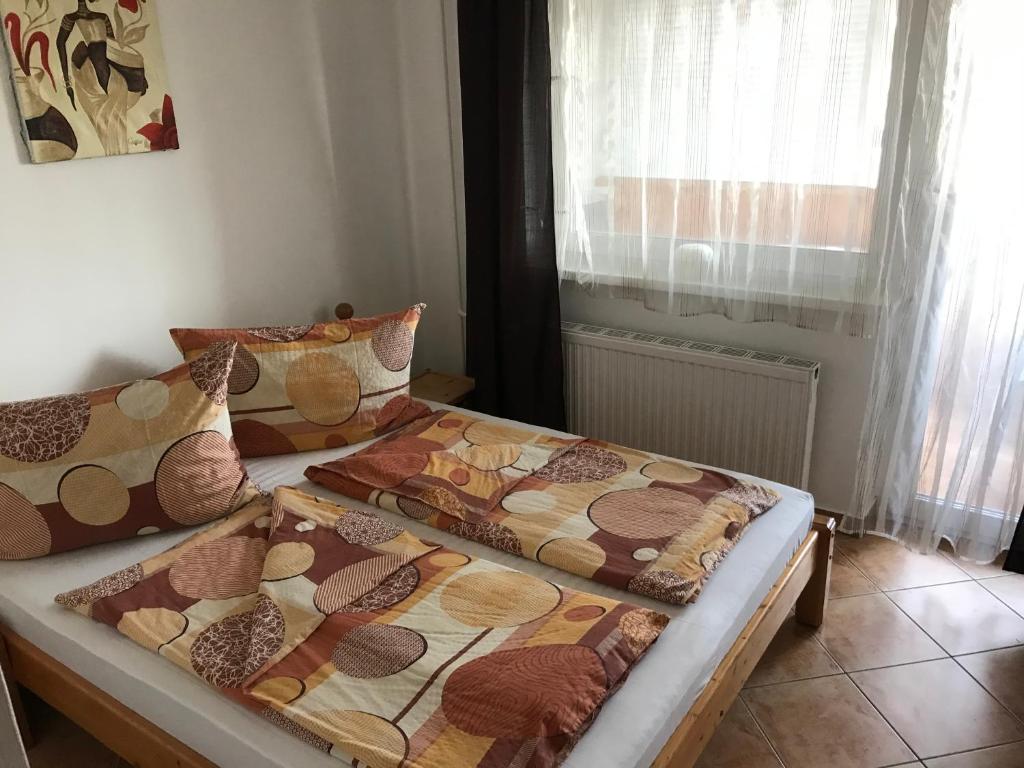 Posteľ alebo postele v izbe v ubytovaní Famvarga Apartmanház