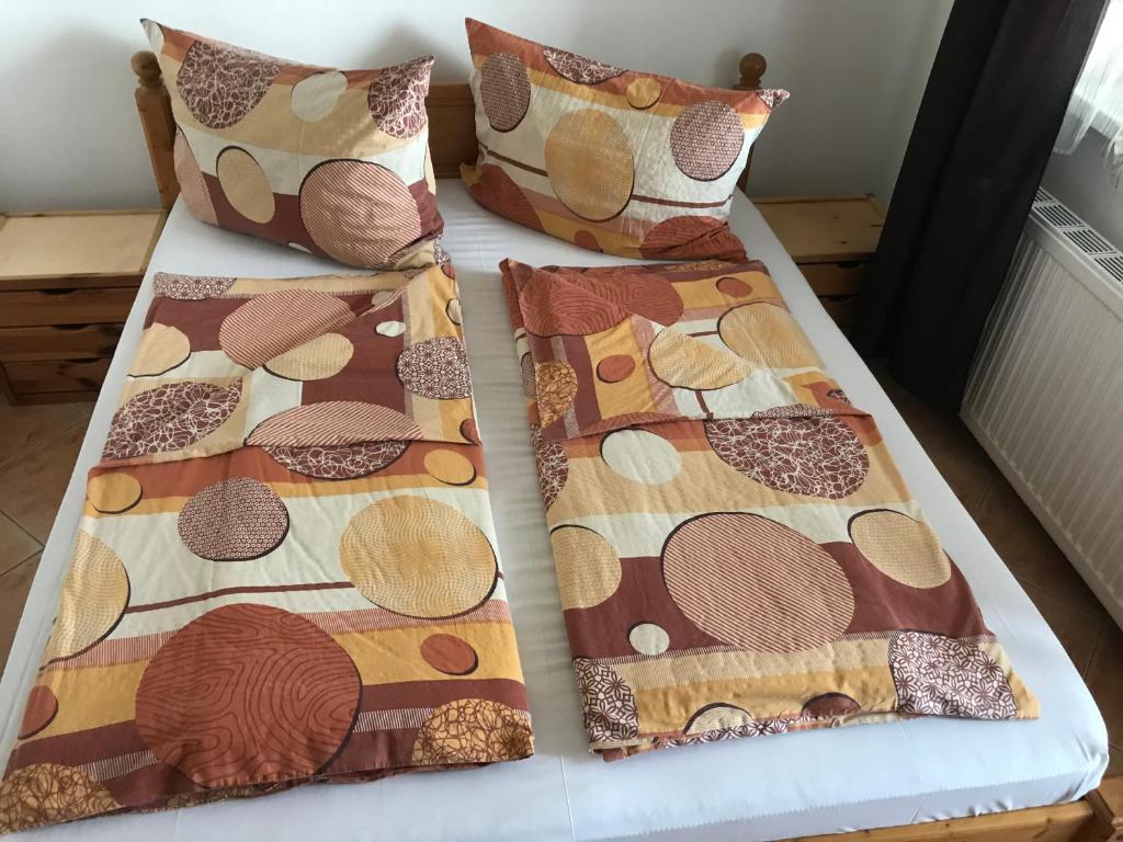 Posteľ alebo postele v izbe v ubytovaní Famvarga Apartmanház