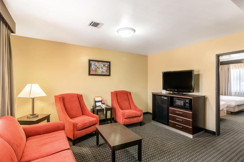 TV a/nebo společenská místnost v ubytování Glenridge Inn Glendale - Pasadena