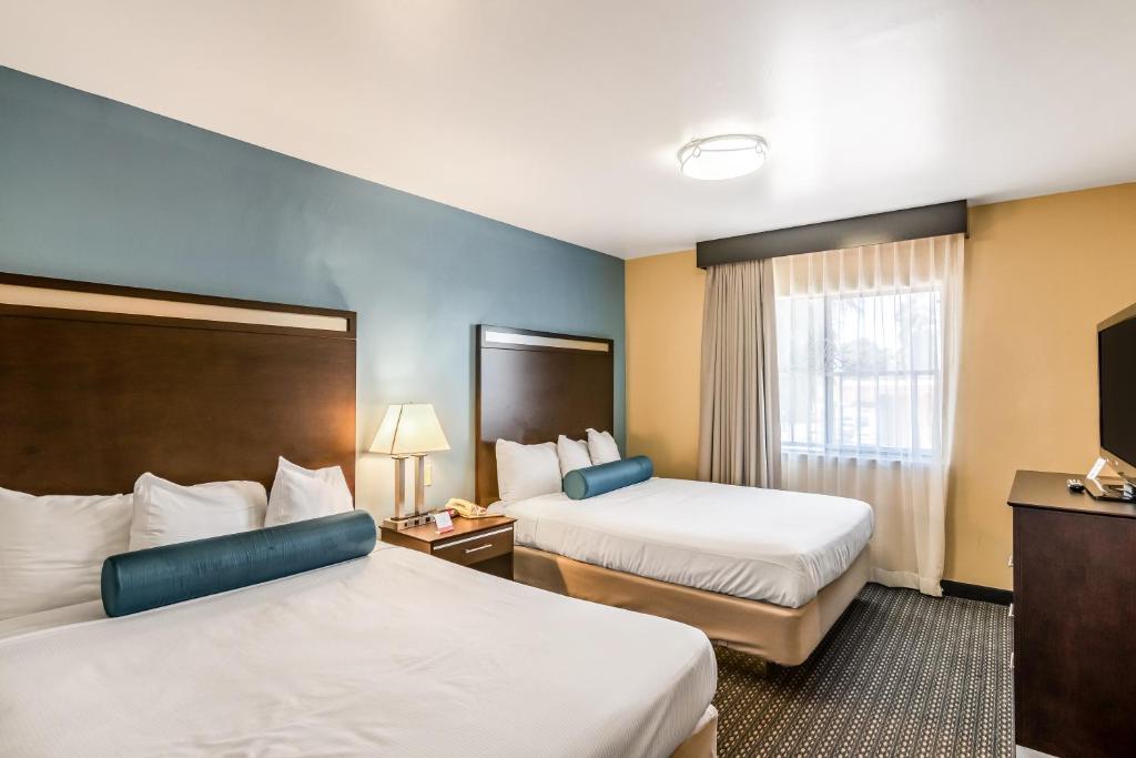 Postel nebo postele na pokoji v ubytování Glenridge Inn Glendale - Pasadena