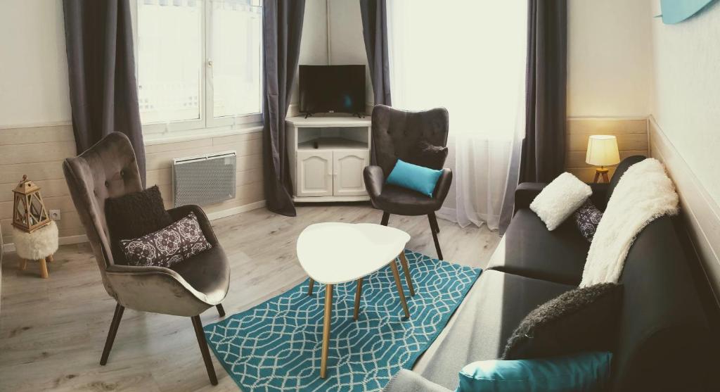 sala de estar con 3 sillas y sofá en TERRASSE -100 m PLAGE - GRAND APPARTEMENT-8 PERS en Berck-sur-Mer