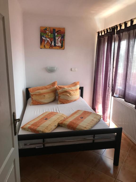 Posteľ alebo postele v izbe v ubytovaní Famvarga Apartmanház