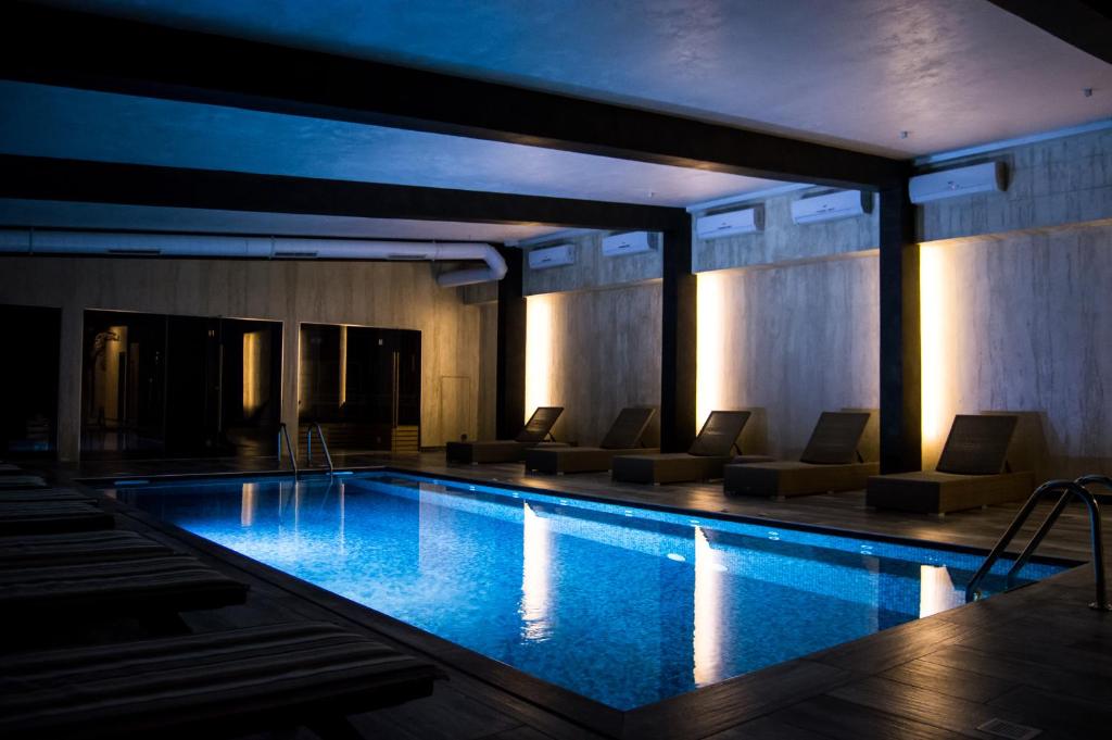 Bazén v ubytování Hotel Ub Business & Wellness nebo v jeho okolí