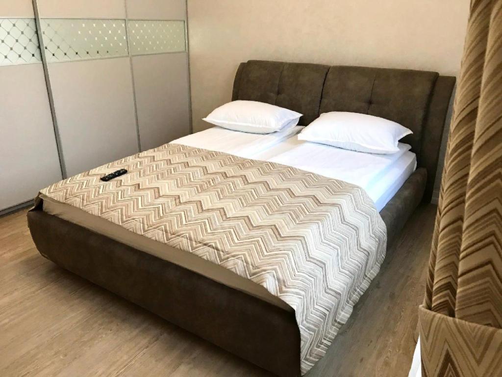 un grande letto in una camera con di Apartment Sweethome 2 FREE PARKING a Užhorod