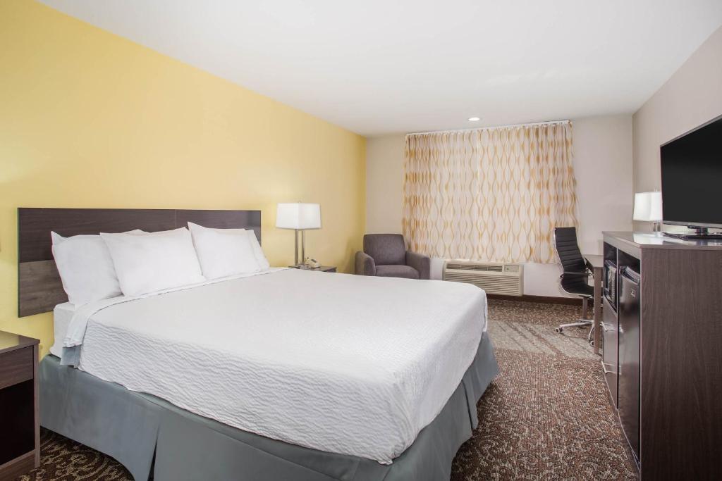 Postel nebo postele na pokoji v ubytování Days Inn by Wyndham Phoenix North