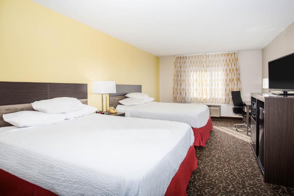 Postel nebo postele na pokoji v ubytování Days Inn by Wyndham Phoenix North
