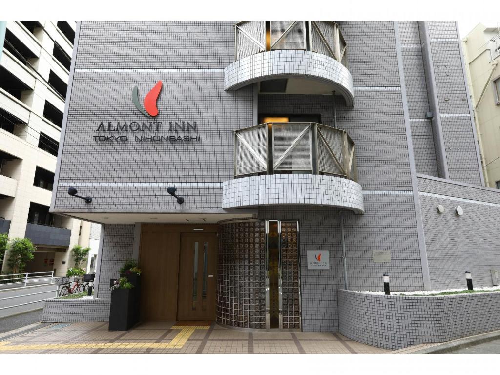 东京Almont Inn Tokyo Nihonbashi的侧面有阳台的建筑