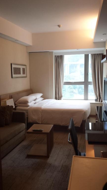 Giường trong phòng chung tại Royal View Hotel