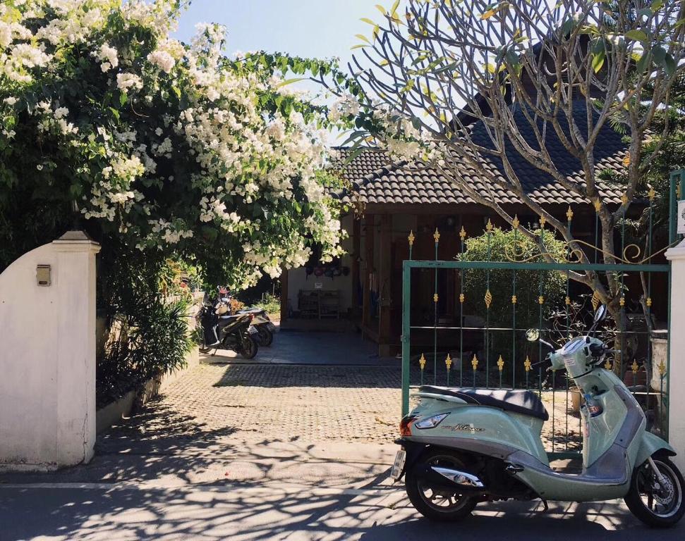 un scooter estacionado frente a una puerta en Baan Mai Sak en Pai