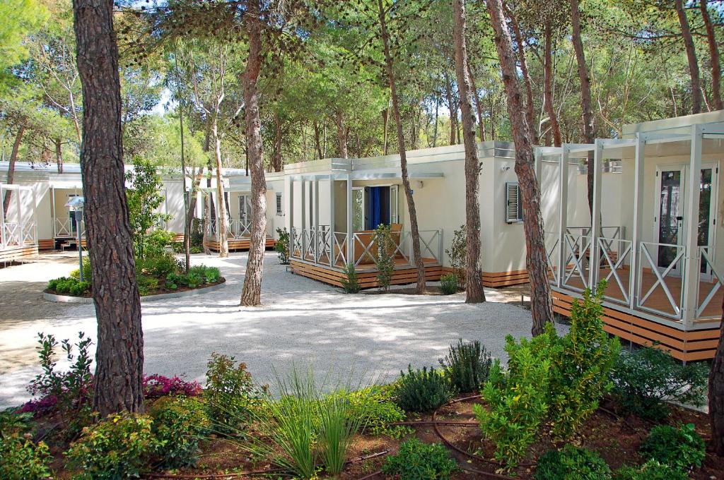 Une rangée de mobile homes dans les bois dans l'établissement Sira Resort, à Nova Siri Marina