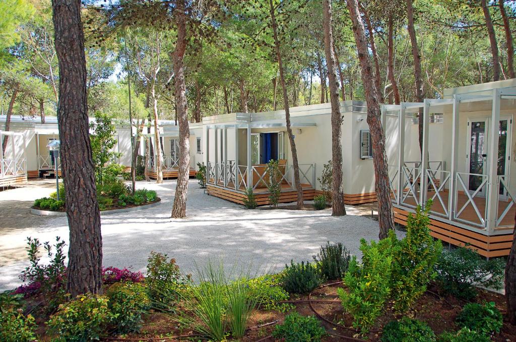 una fila de casas móviles en el bosque en Sira Resort, en Nova Siri Marina
