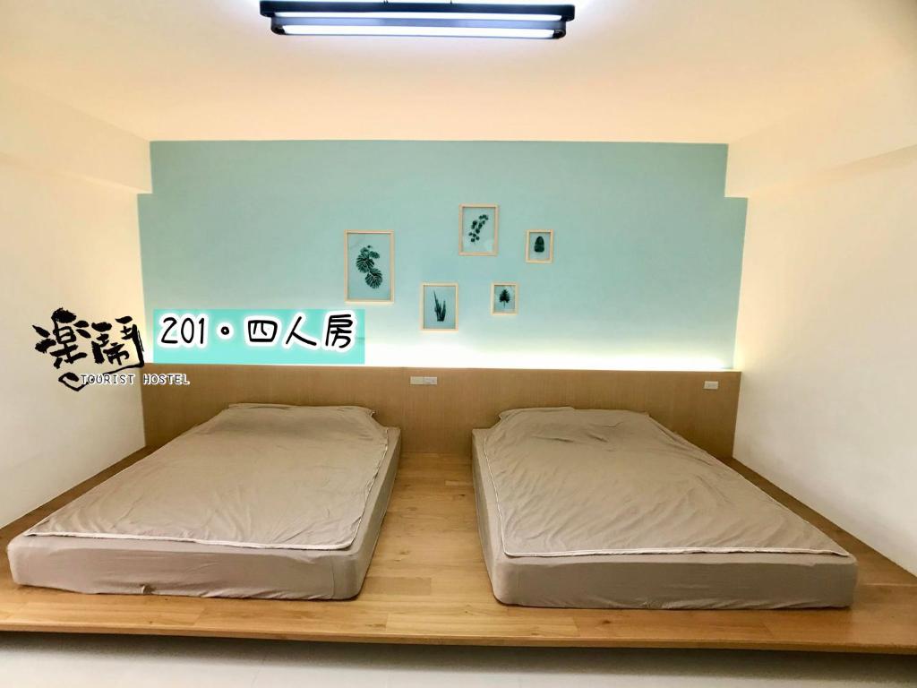 a bedroom with two beds in a room at Le Nao Tourist Hostel in Magong