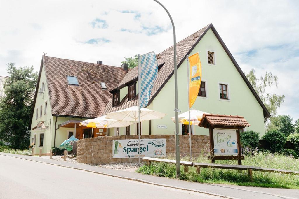 un edificio sul lato di una strada di Gasthof Schloßbräu Lintach a Freudenberg