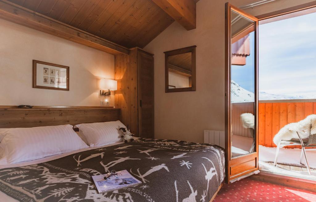 Posteľ alebo postele v izbe v ubytovaní Hôtel Le Sherpa Val Thorens