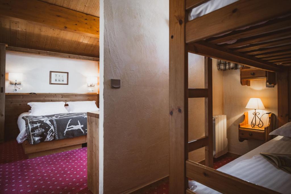 Postel nebo postele na pokoji v ubytování Hôtel Le Sherpa Val Thorens