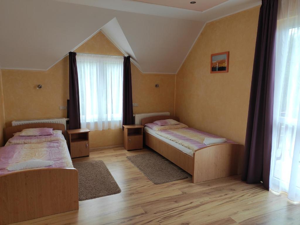 Postel nebo postele na pokoji v ubytování Főnix Apartmanház