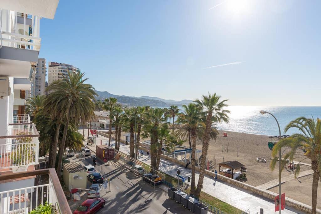 widok na ulicę z palmami i plażę w obiekcie TGH/ Malagueta paradise w Maladze