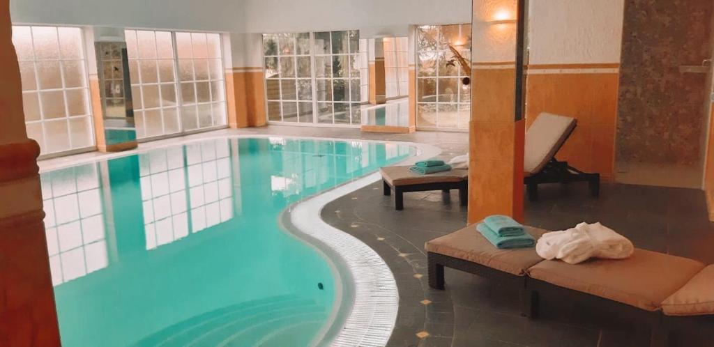 uma grande piscina num quarto de hotel em Hotel Landhaus Krombach em Elkenroth