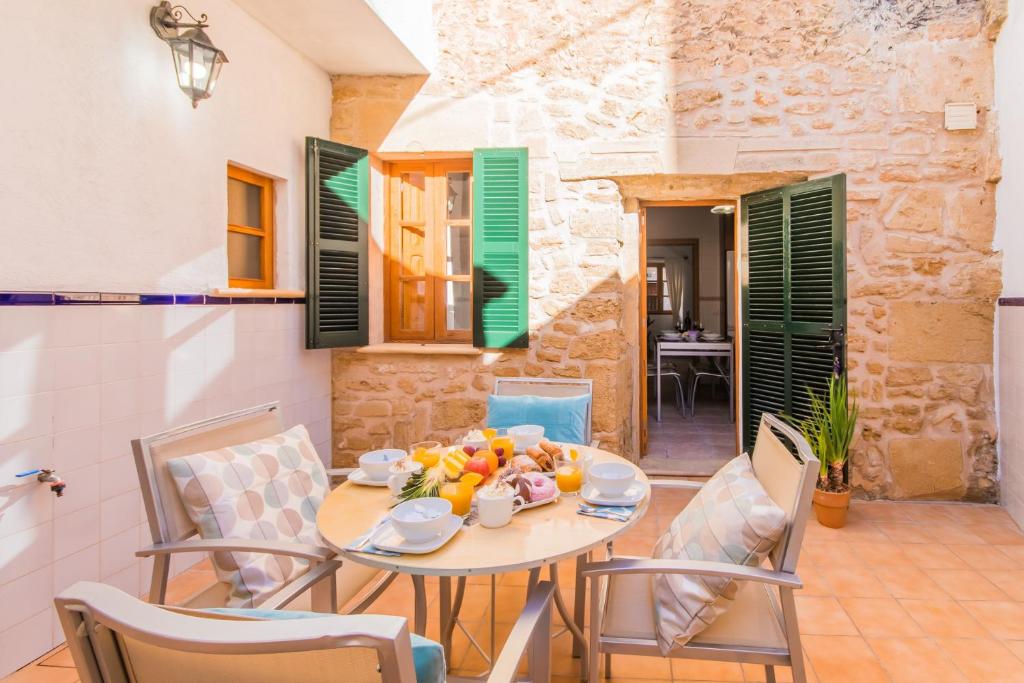 une terrasse avec une table et des fruits. dans l'établissement Ideal Property Mallorca - Barbera, à Alcúdia